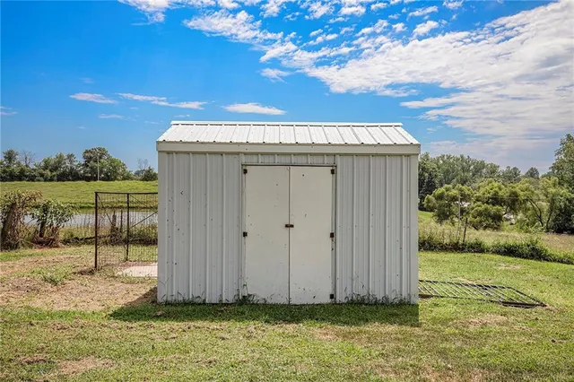 $325,000 | 32378 215 Street, Easton, KS 66020