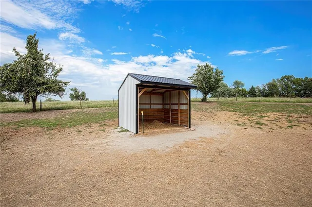 $325,000 | 32378 215 Street, Easton, KS 66020