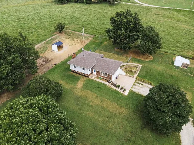 $325,000 | 32378 215 Street, Easton, KS 66020