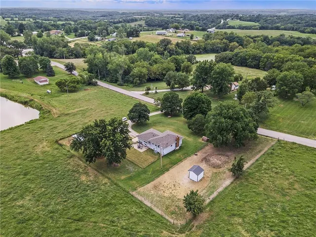 $325,000 | 32378 215 Street, Easton, KS 66020