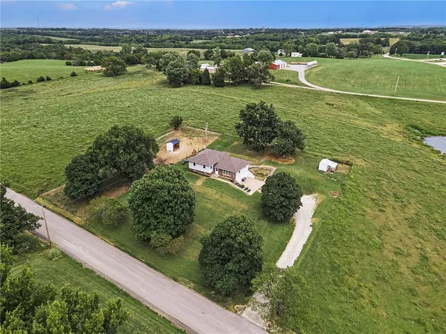 $325,000 | 32378 215 Street, Easton, KS 66020