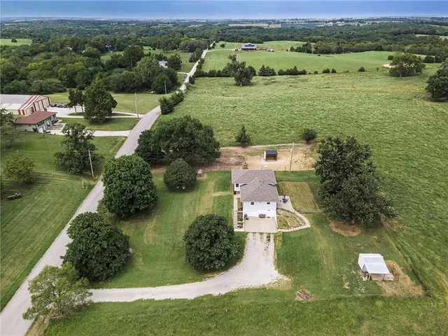 $325,000 | 32378 215 Street, Easton, KS 66020