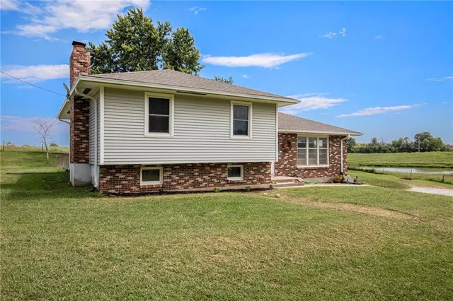 $325,000 | 32378 215 Street, Easton, KS 66020