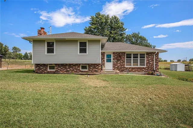 $325,000 | 32378 215 Street, Easton, KS 66020