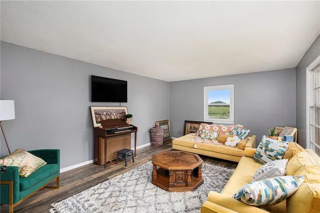 $325,000 | 32378 215 Street, Easton, KS 66020