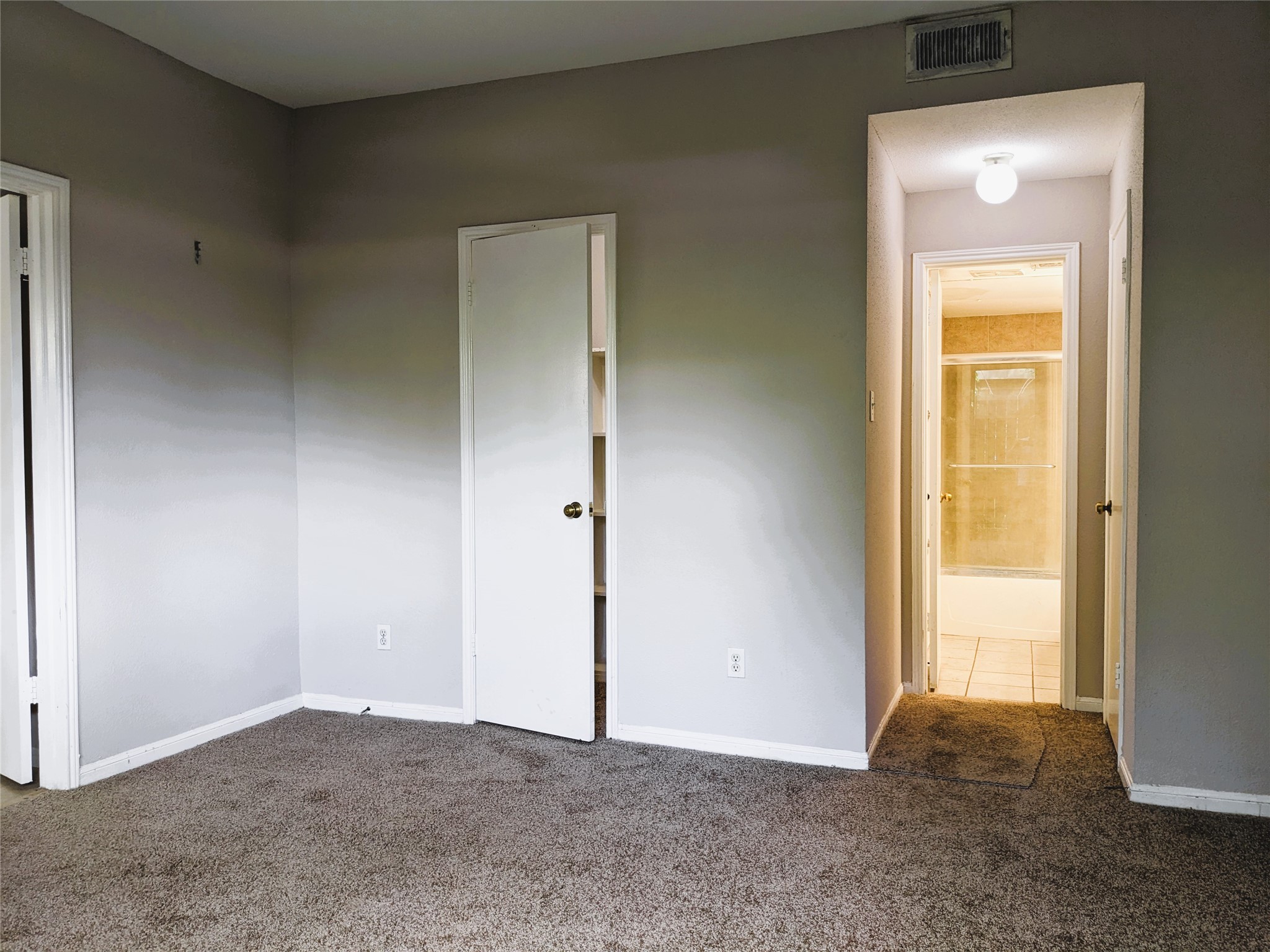 2100 Tanglewilde Street, Unit 421 Houston, TX 77063 - Photo 15 of 21 an empty room that has a window