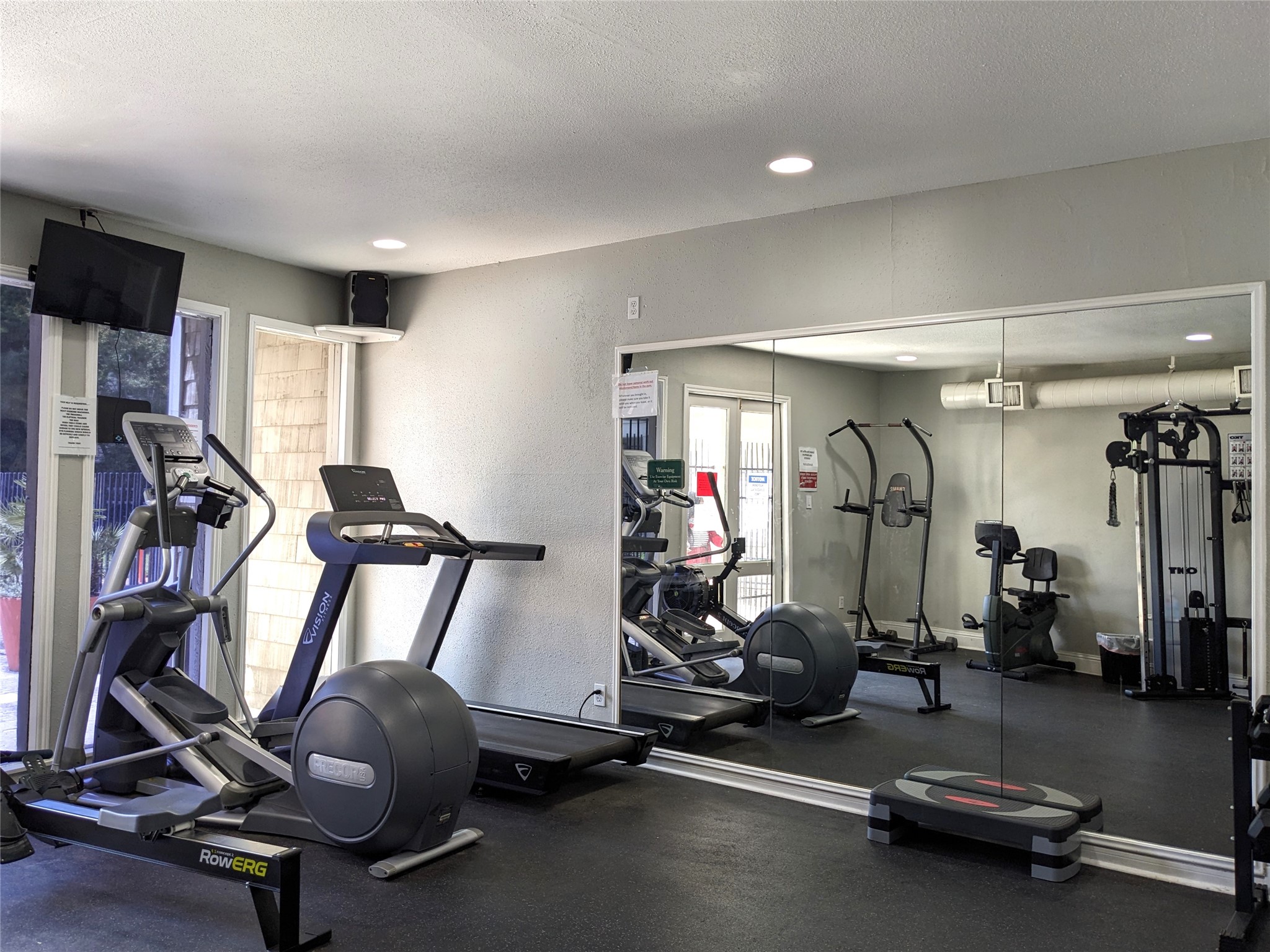 2100 Tanglewilde Street, Unit 421 Houston, TX 77063 - Photo 20 of 21 a view of a room with gym equipment
