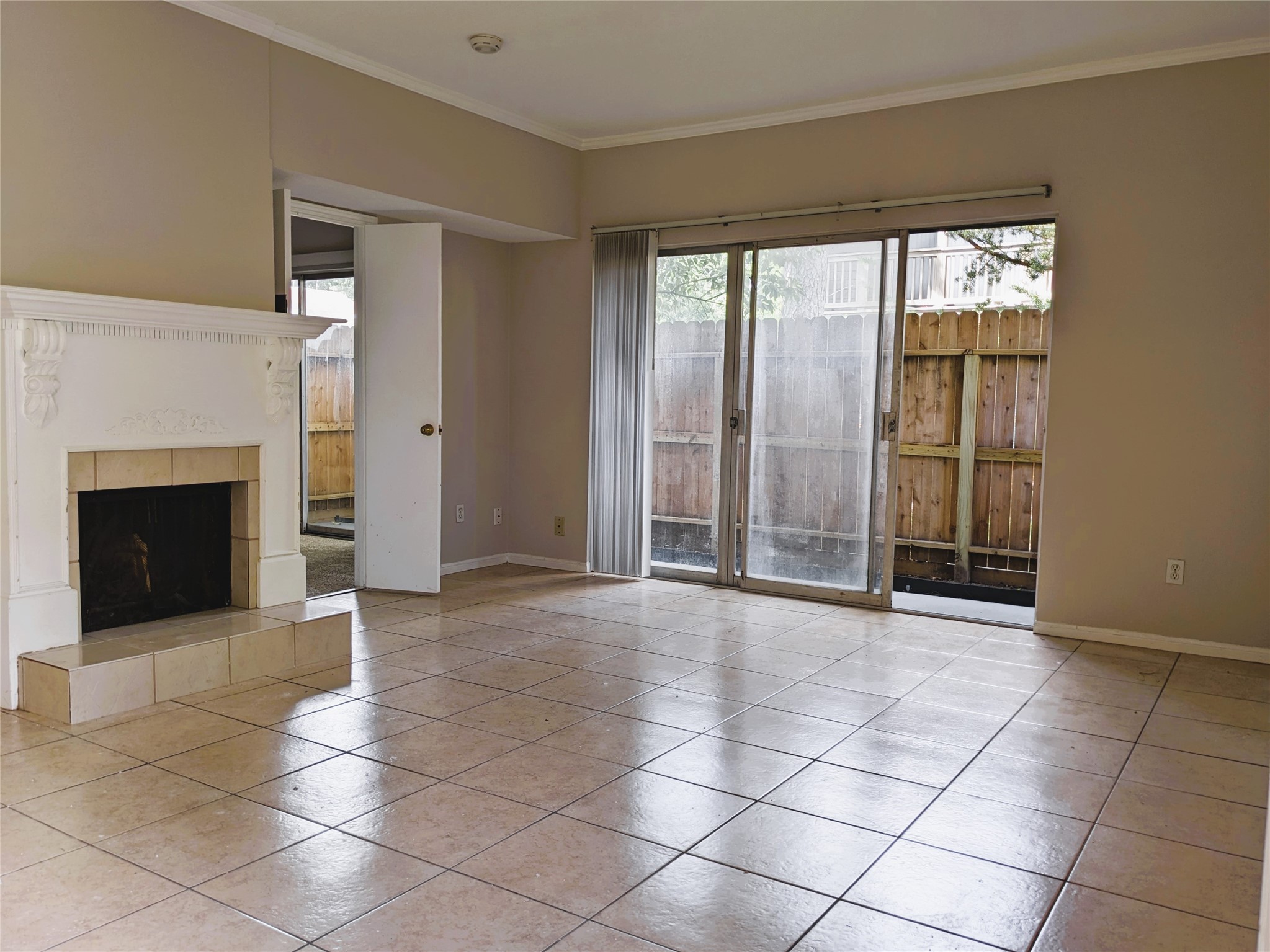 2100 Tanglewilde Street, Unit 421 Houston, TX 77063 - Photo 4 of 21 a view of an empty room with a fireplace