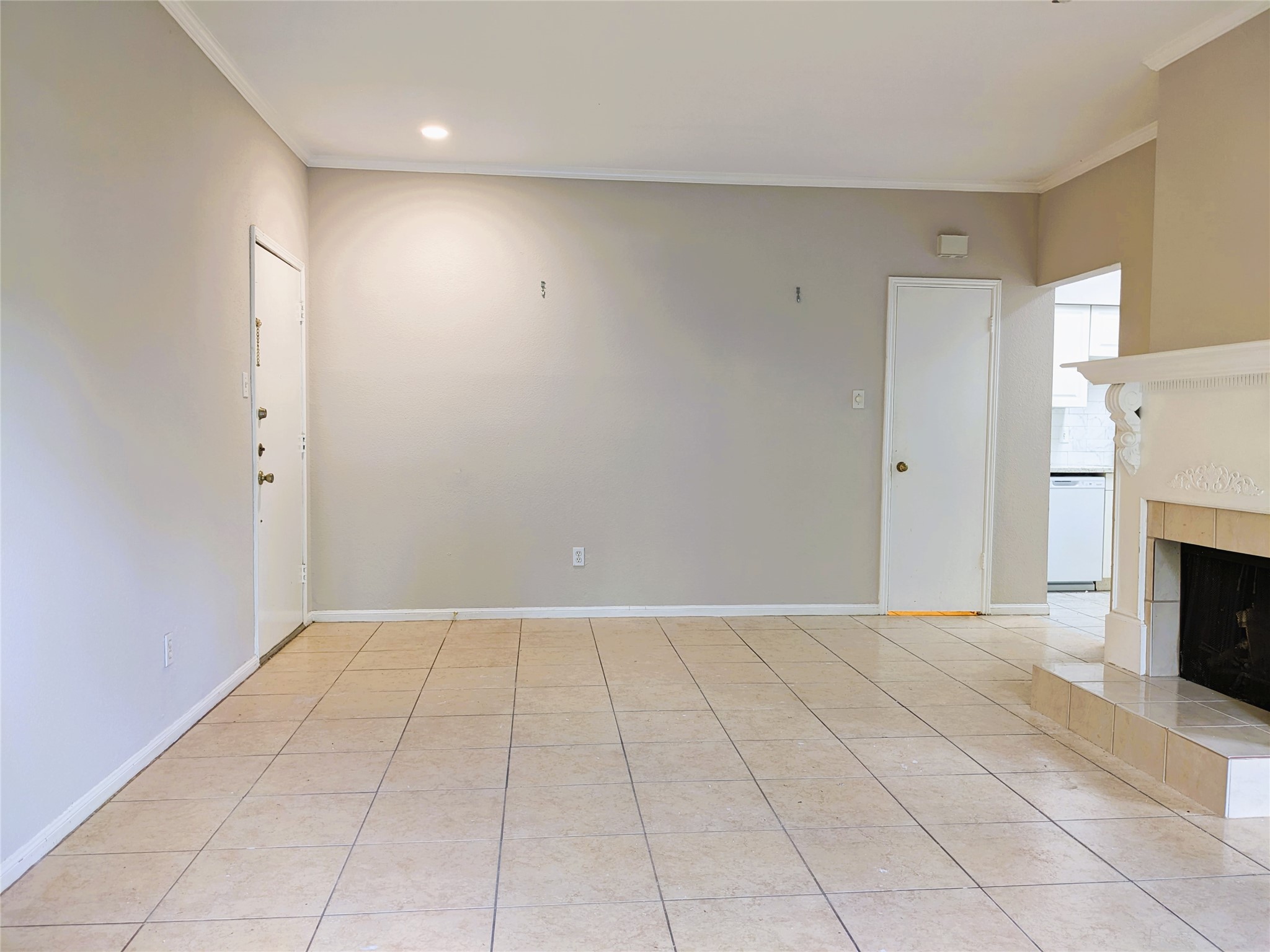 2100 Tanglewilde Street, Unit 421 Houston, TX 77063 - Photo 10 of 21 a view of an empty room with a fireplace