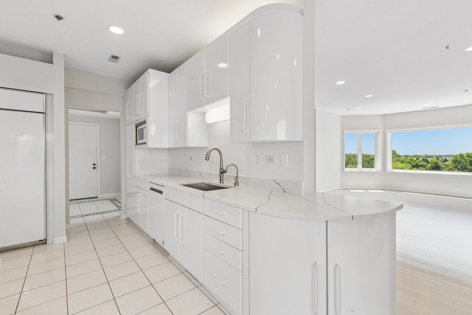 209 Rivershire Lane, Unit 504 Lincolnshire, IL 60069 - Photo 6 of 40