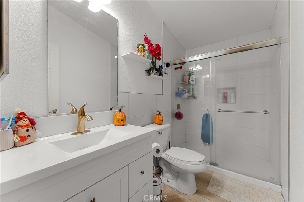 138 Sir Damas Drive Riverside, CA 92507 - Photo 17 of 36 a bathroom with a sink mirror toilet and shower