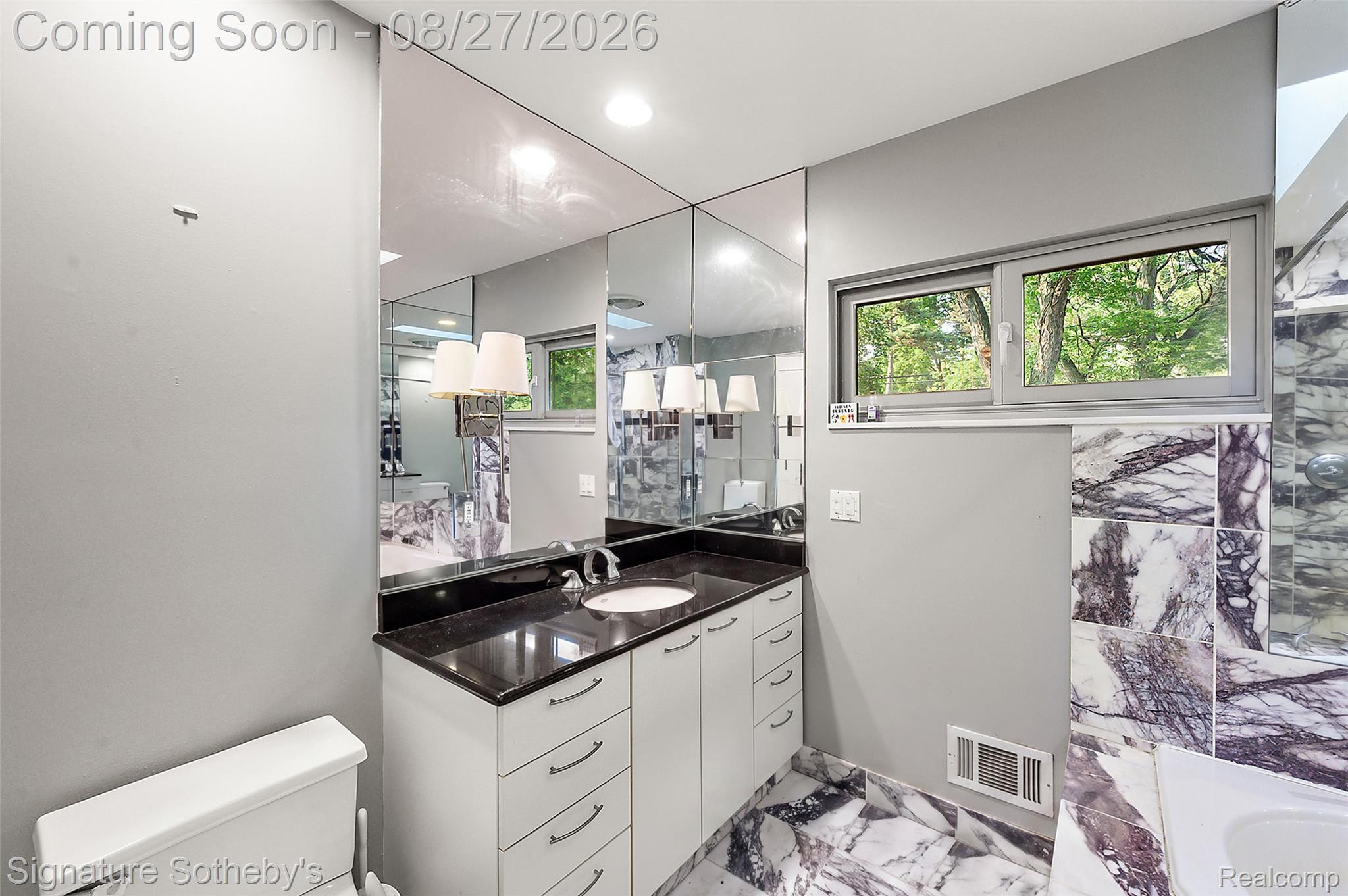 4701 West Maple Road Bloomfield Hills, MI 48301 - Photo 13 of 27 81-4701 W Maple Rd(Declutter)-21.jpg