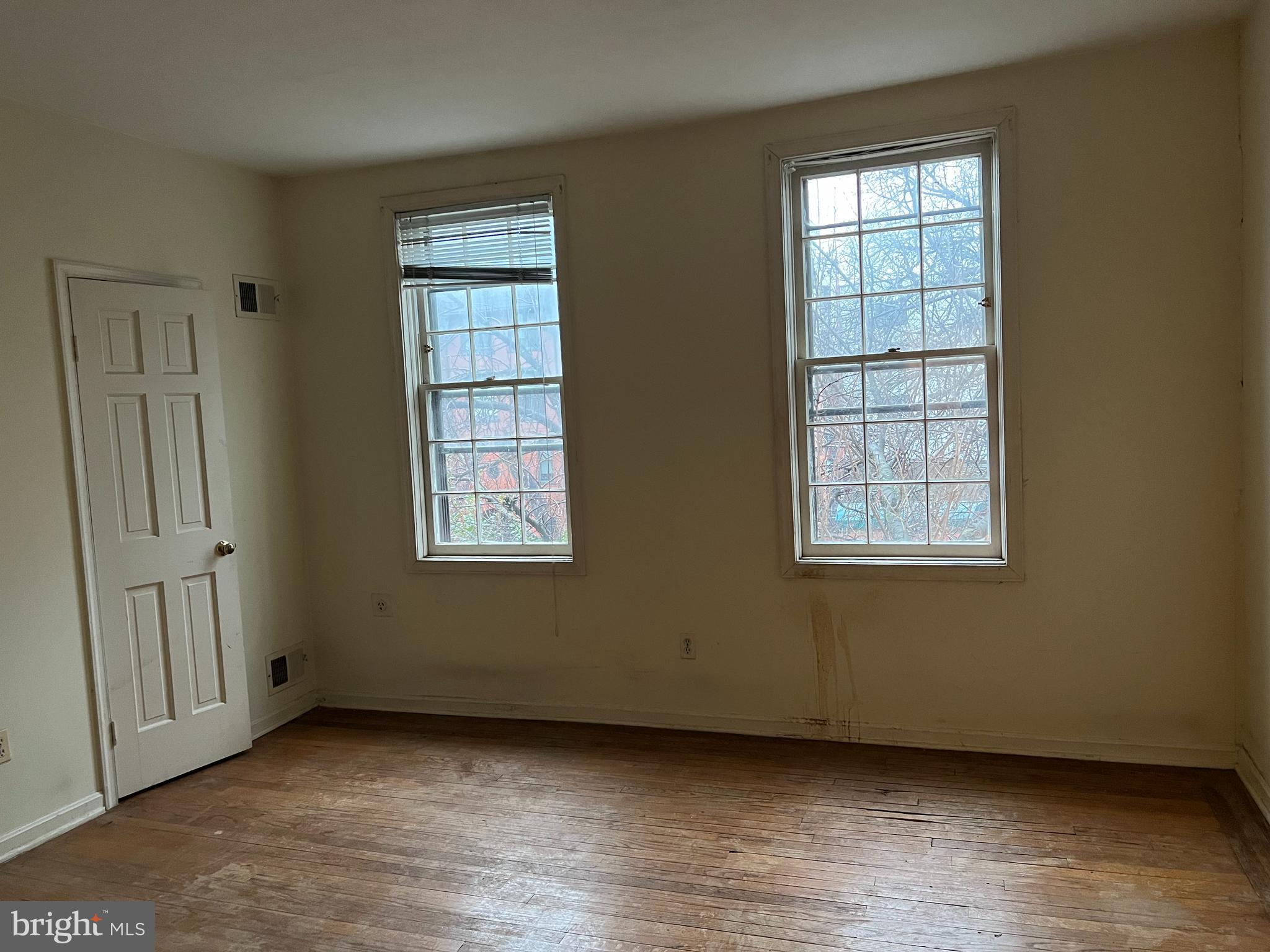 422 11th Street Southeast Washington, DC 20003 - Photo 23 of 24 an empty room with window