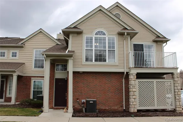 $209,900 | 52133 Naugatuck Drive, Unit 25, Macomb, MI 48042