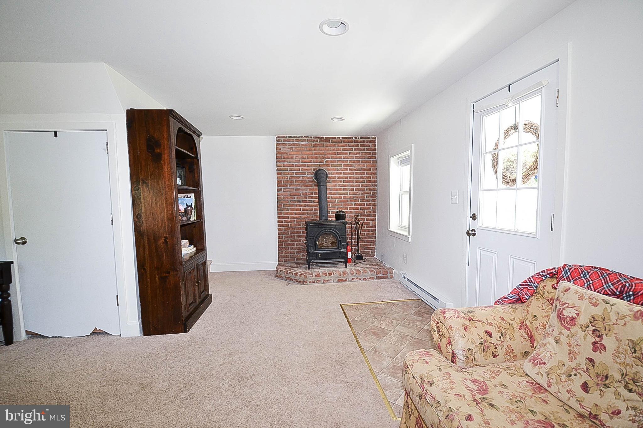 7109 Edgemont Road Frederick, MD 21702 - Photo 10 of 21 Living Room