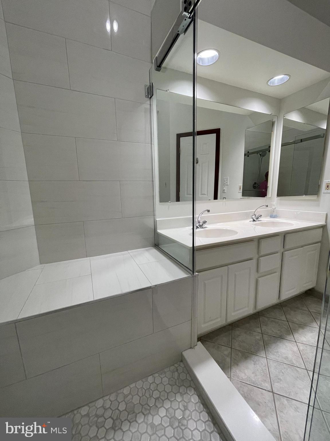 13701 Modrad Way, Unit 9C34 Silver Spring, MD 20904 - Photo 16 of 26 a bathroom with a bathtub and a sink