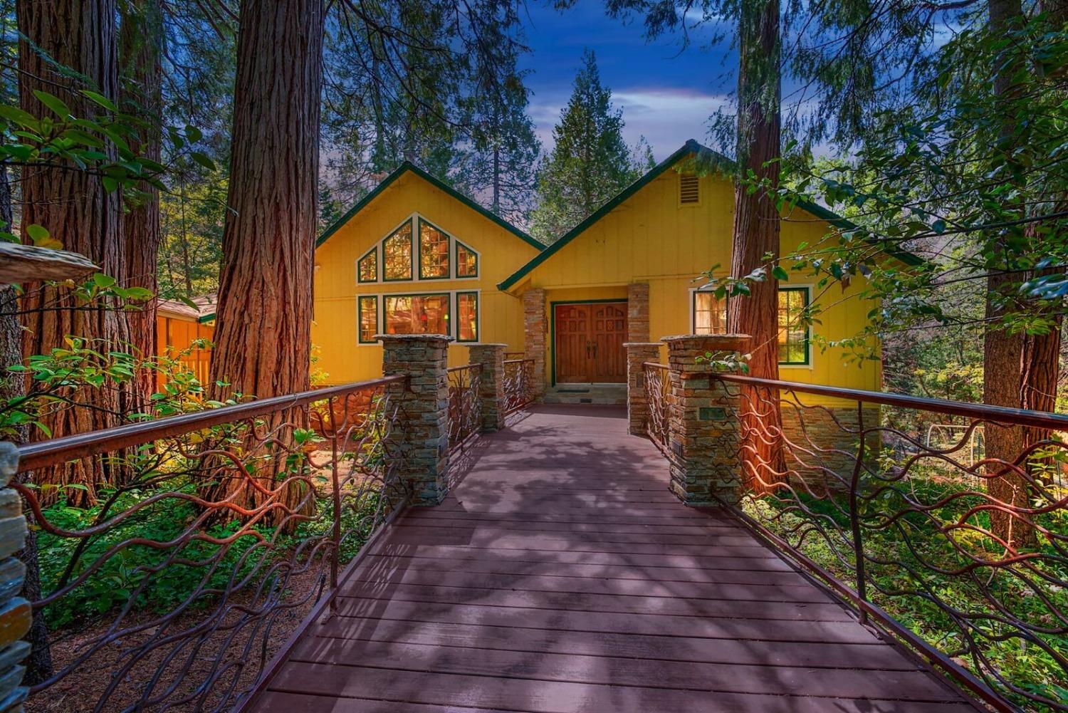 a view of a pathway of a house with wooden fence