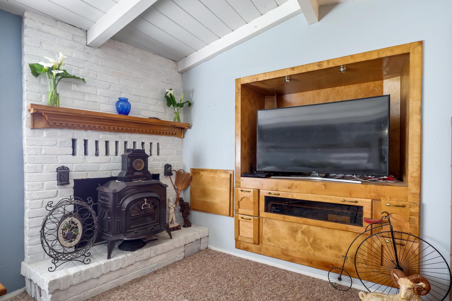 23404 Bruella Road Acampo, CA 95220 - Photo 30 of 69 a living room with furniture and a flat screen tv