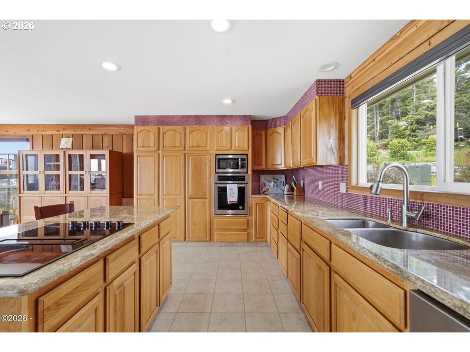 620 Ridgewood Road Tillamook, OR 97141 - Photo 10 of 37