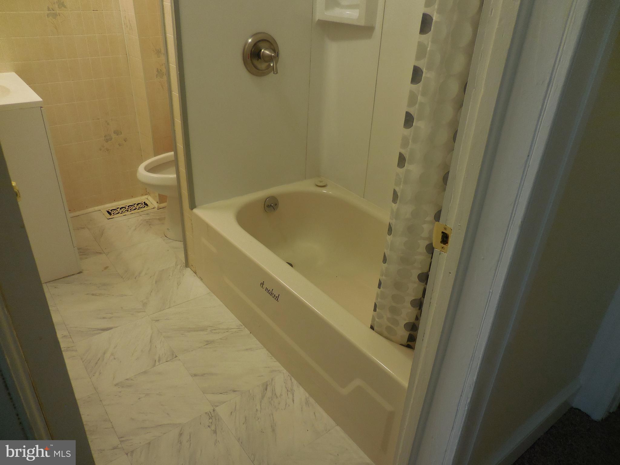 603 East 36th Street Baltimore, MD 21218 - Photo 17 of 29 a bathroom with a bathtub