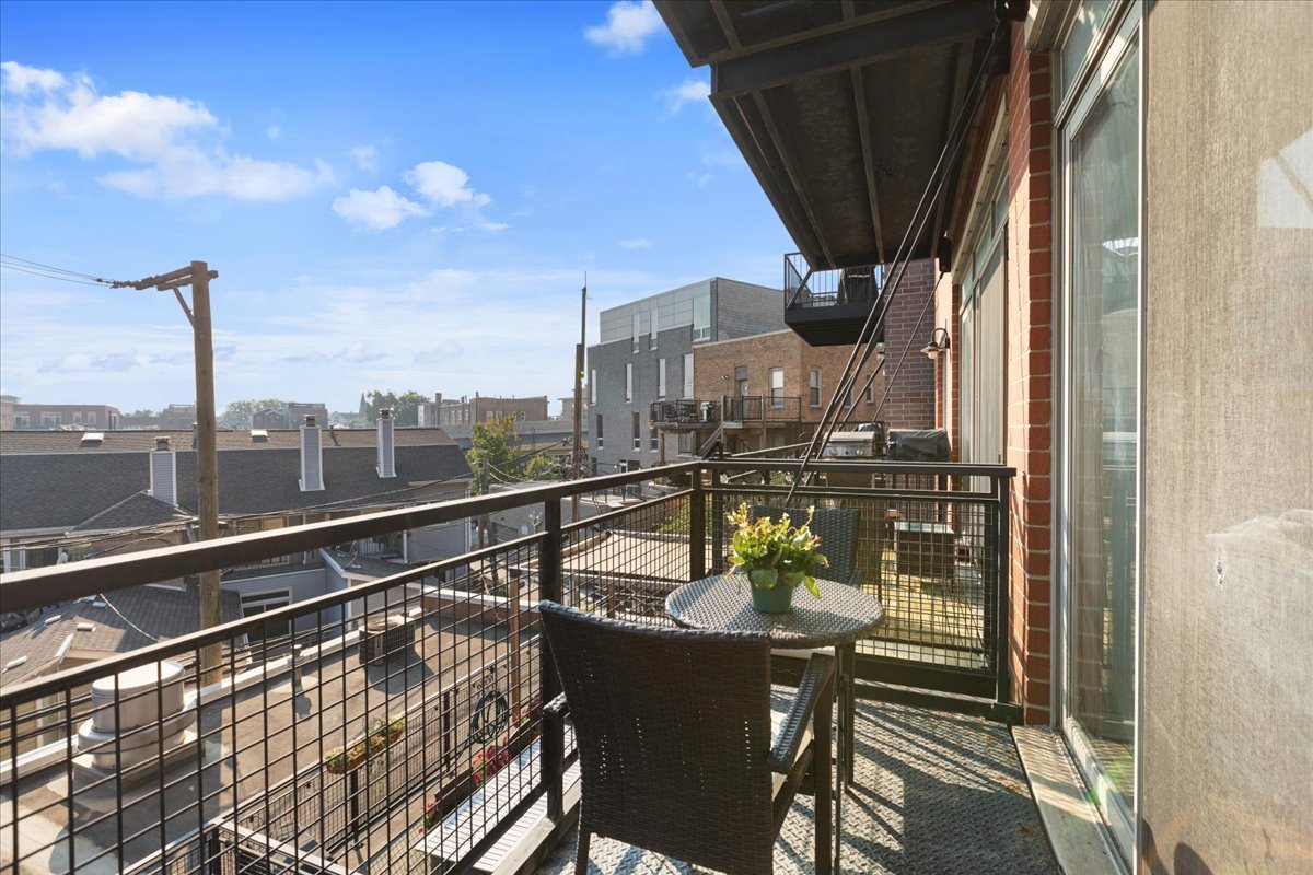 3260 North Clark Street, Unit 306 Chicago, IL 60657 - Photo 17 of 17 a view of balcony with a potted plant