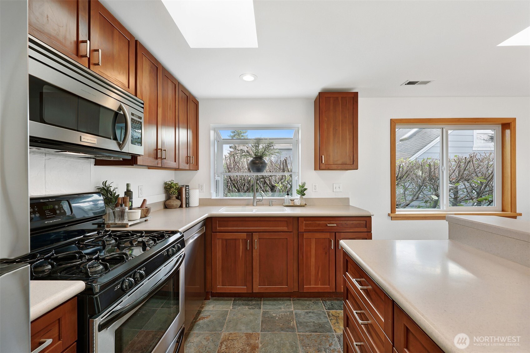 622 Northwest 75th Street Seattle, WA 98117 - Photo 13 of 22