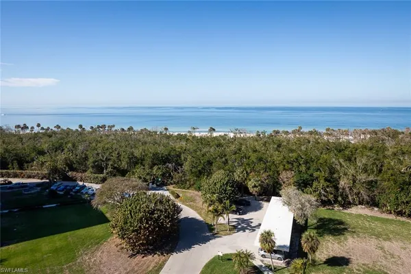 a black and white photo of a picture