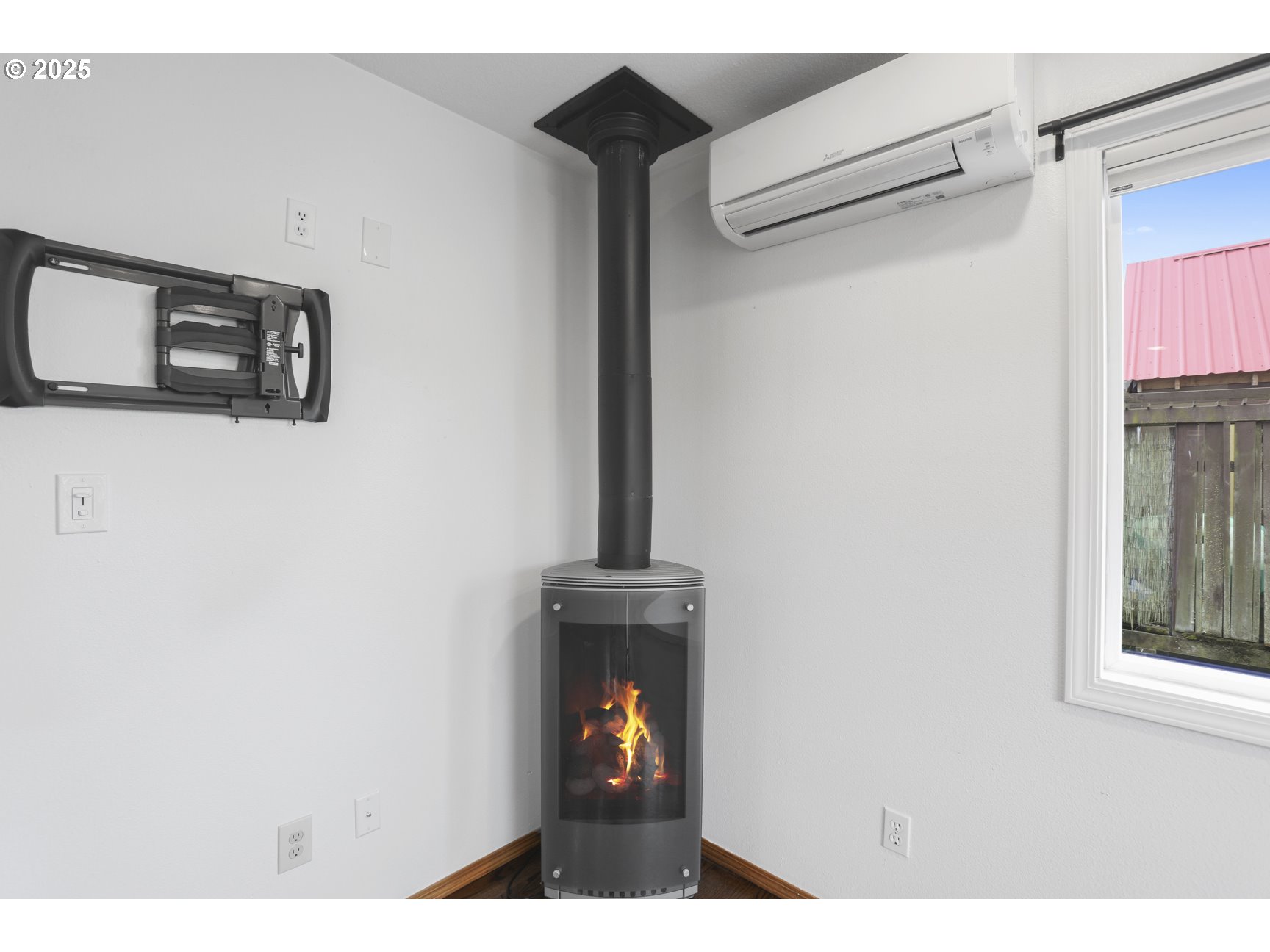 50776 Dike Road, Unit 4 Scappoose, OR 97056 - Photo 10 of 37 a view of a hallway with front door