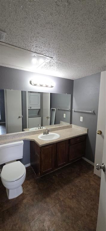 18333 Roehampton Drive, Unit 928 Dallas, TX 75252 - Photo 8 of 20 a bathroom with a bathtub sink mirror vanity and toilet