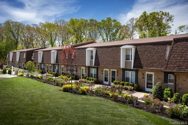 $3,050 | 100 Villa D'Est Drive, Unit D16, Coram, NY 11727