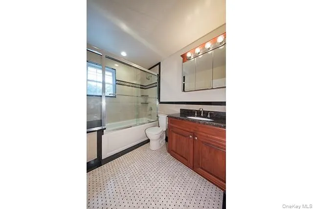 $3,050 | 100 Villa D'Est Drive, Unit D16, Coram, NY 11727