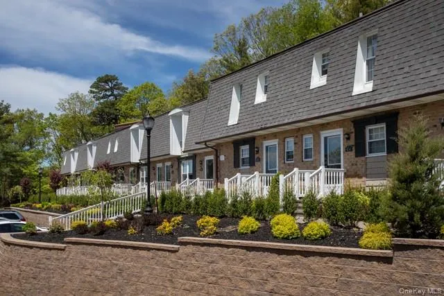 $3,050 | 100 Villa D'Est Drive, Unit D16, Coram, NY 11727