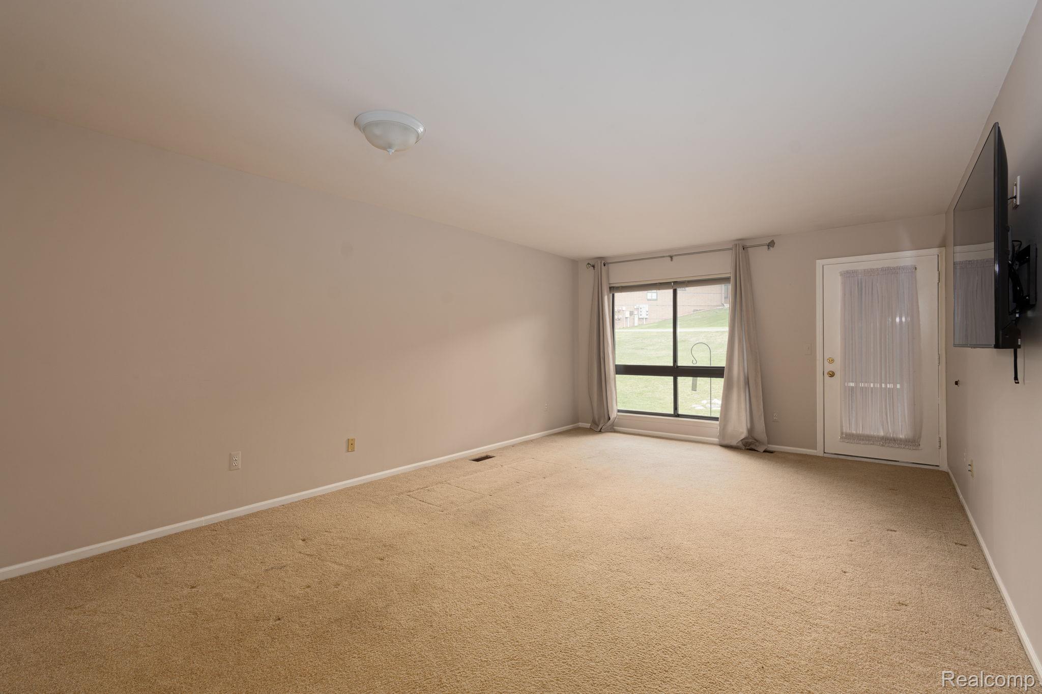 936 Wexford Way Rochester, MI 48307 - Photo 19 of 35 21-web-or-mls-interiors 14.jpg