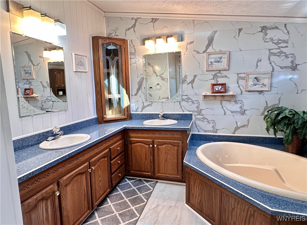 52 Calla Way Cheektowaga, NY 14043 - Photo 11 of 21 Primary Ensuite Bathroom