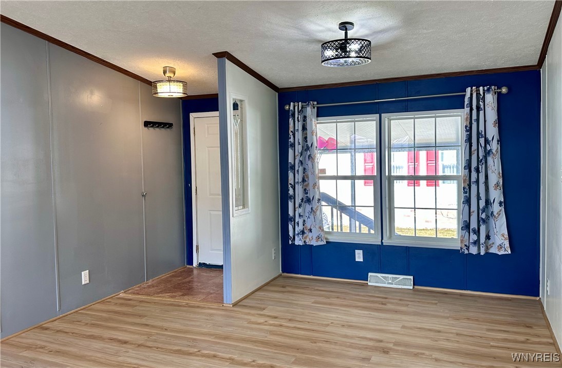 52 Calla Way Cheektowaga, NY 14043 - Photo 8 of 21 Entry/Dining area