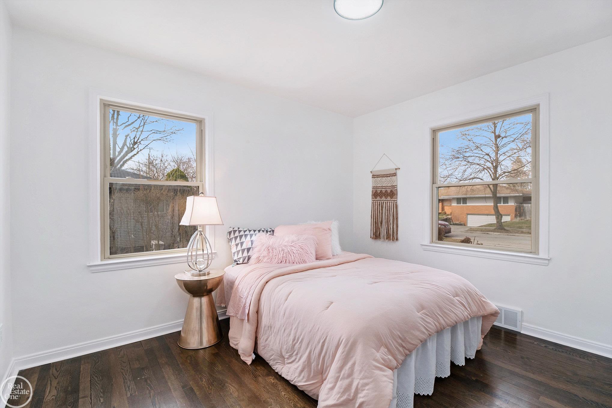 1243 Hawthorne Road Grosse Pointe, MI 48236 - Photo 14 of 34 50169656-3618ccbc-d7ce-4286-a11a-96210fdb56c1.JPG