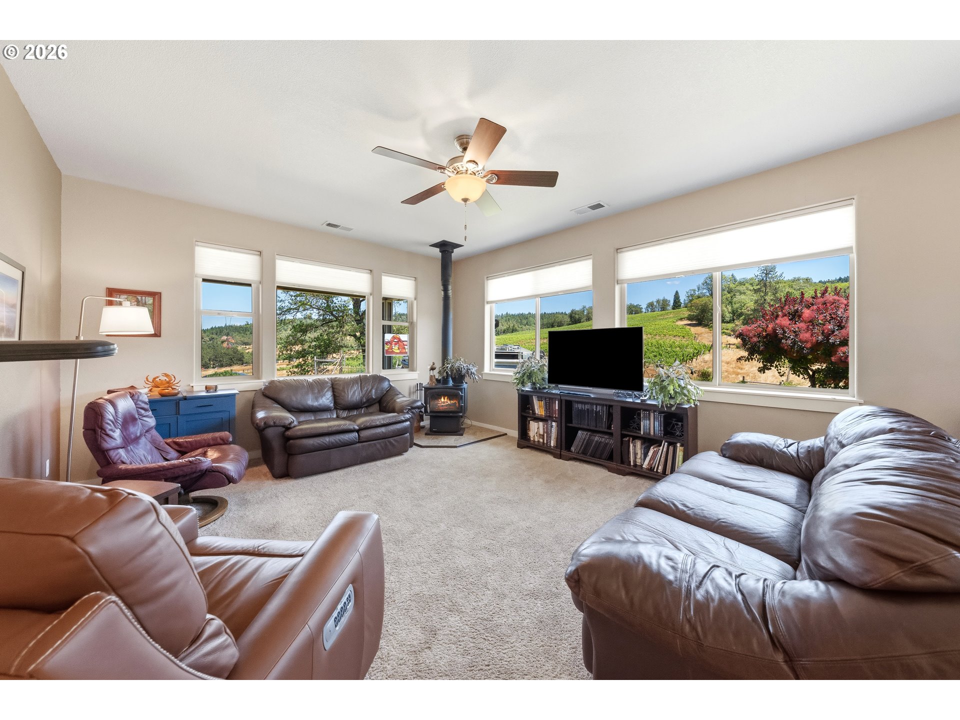 3721 Colonial Road Roseburg, OR 97471 - Photo 8 of 48 Living Room