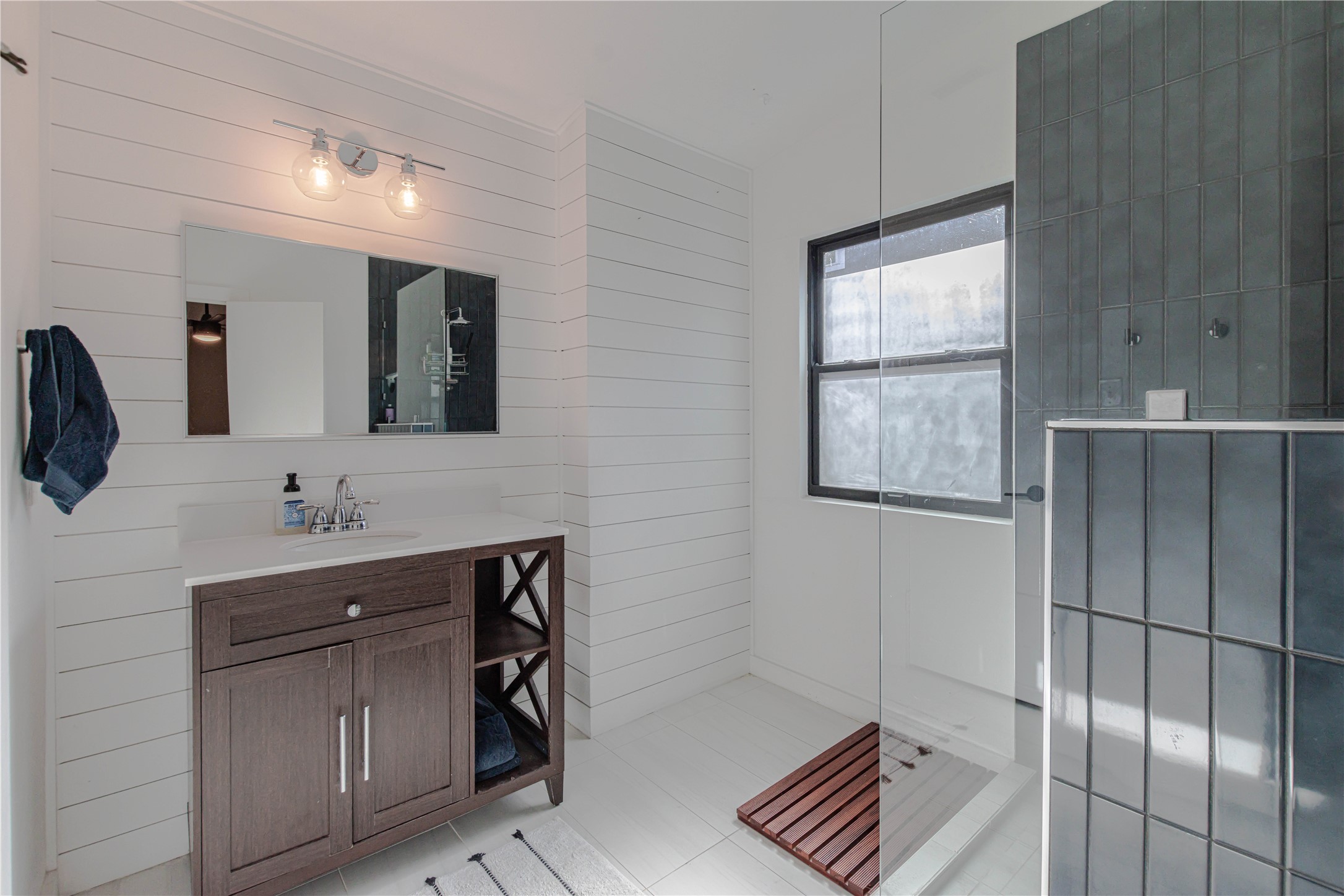 1622 Cattle Trail Austin, TX 78748 - Photo 14 of 22 a bathroom with a sink and a mirror