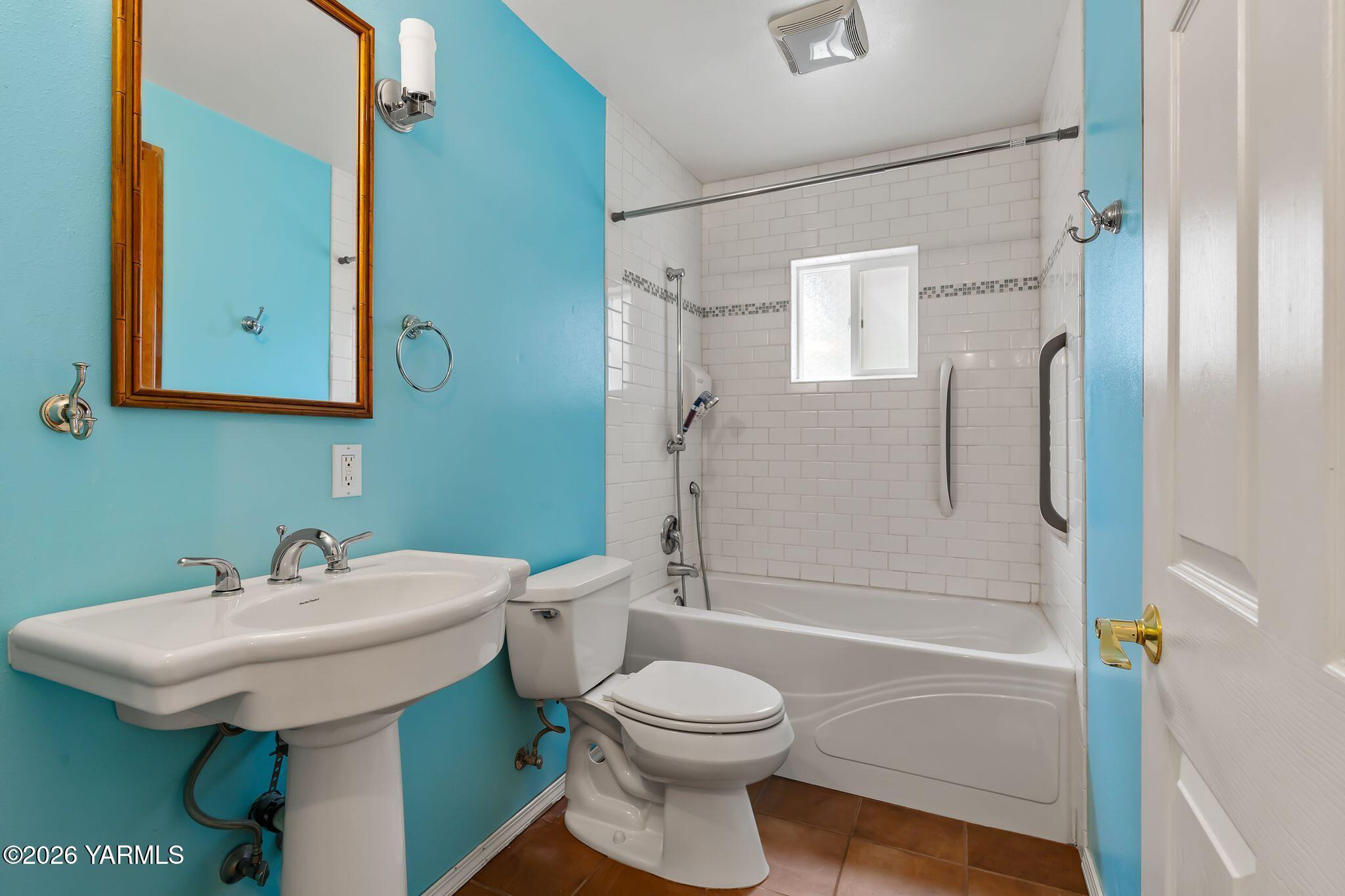 702 South 30th Avenue Yakima, WA 98902 - Photo 18 of 30 Hallway Bathroom