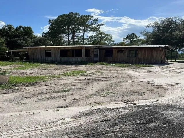 a view of a backyard