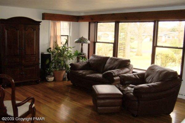 430 Quentin Road Stroudsburg, PA 18360 - Photo 6 of 11 Living room