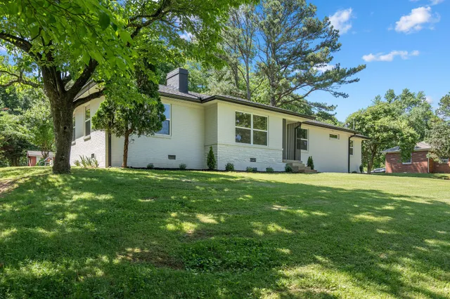 a view of a house with backyard and garden