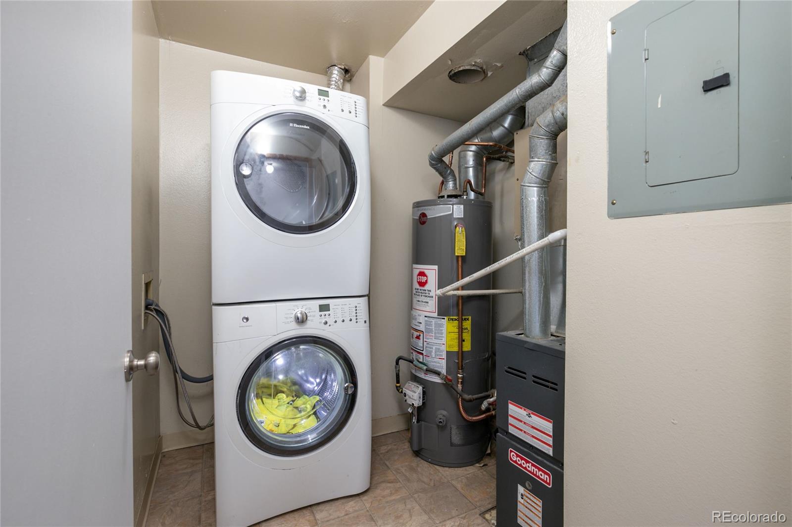8741 Dawson Street, Unit 304 Denver, CO 80229 - Photo 25 of 27 a view of living room washer and dryer