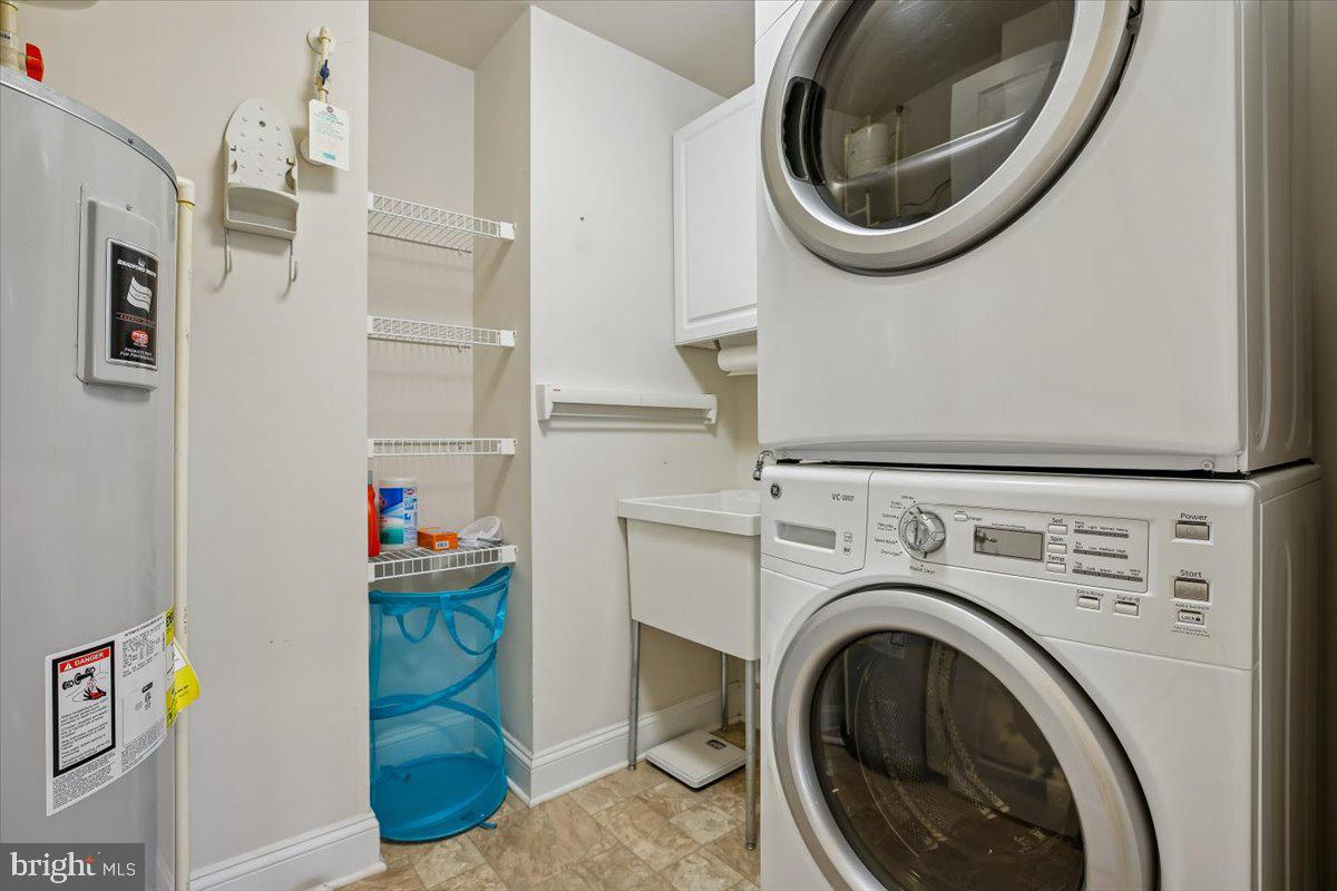 452 Exchange Avenue Gaithersburg, MD 20878 - Photo 18 of 37 a utility room with dryer and washer