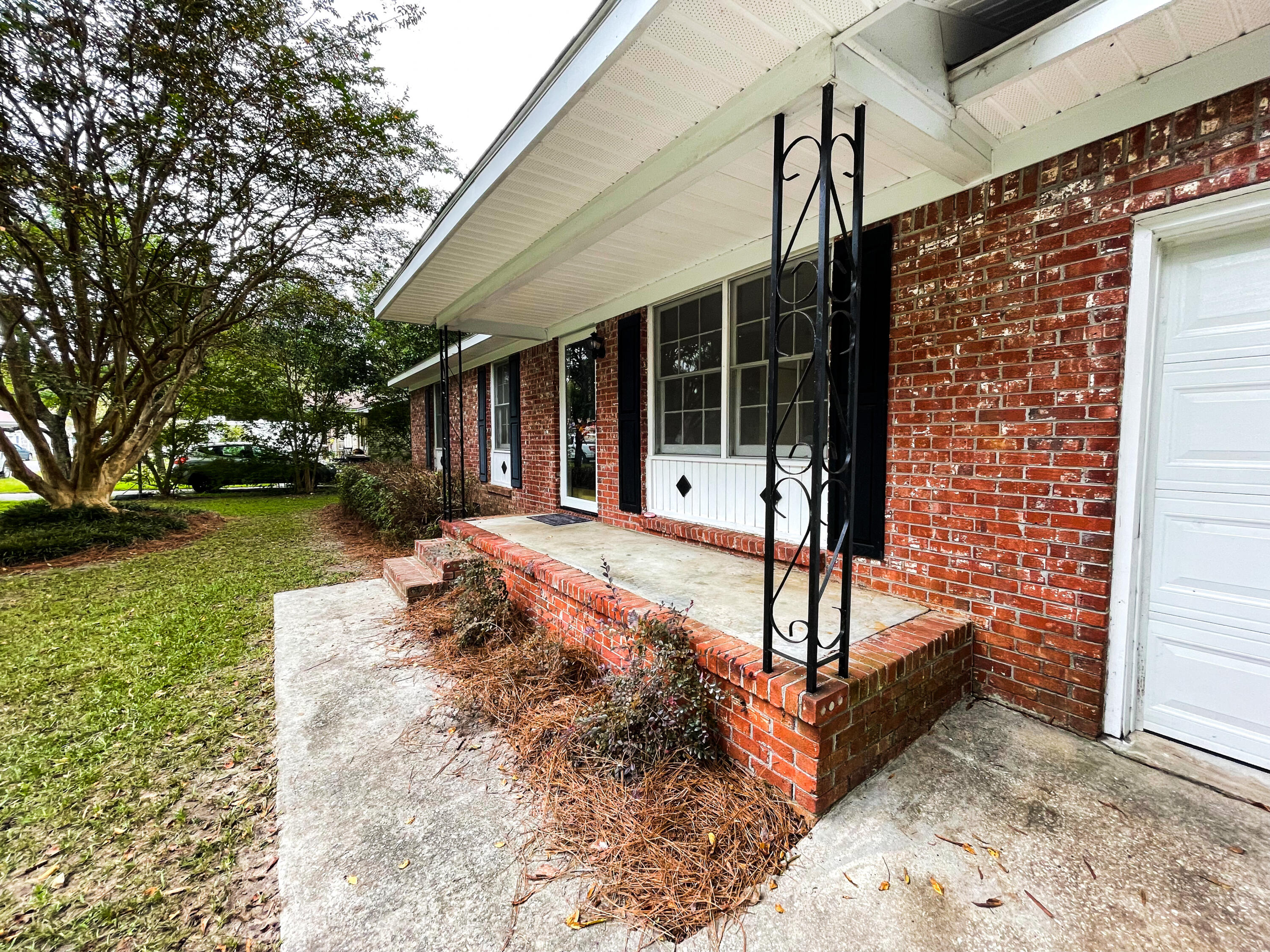 228 Azalea Court Moncks Corner, SC 29461 - Photo 4 of 22 FECA98A8-5B97-44B5-88E2-2737BF27AC1D