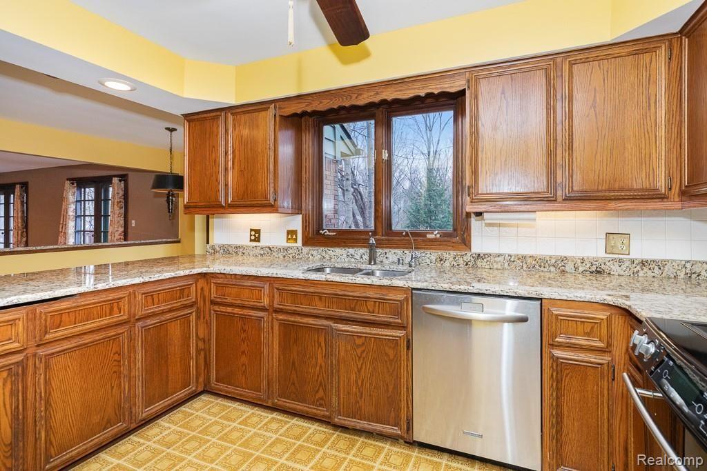 1045 East Snell Road Rochester, MI 48306 - Photo 9 of 42 KITCHEN .jpg