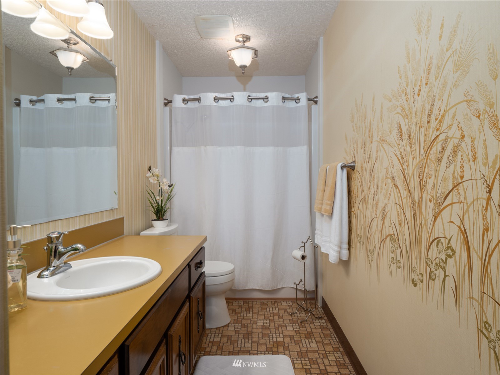 25 Alpine Way Longview, WA 98632 - Photo 18 of 30 a bathroom with a sink and a mirror