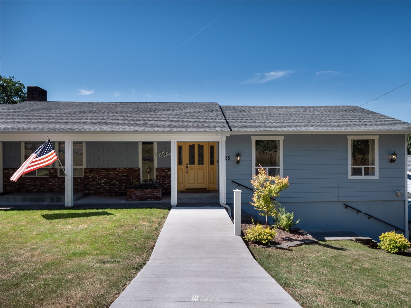 25 Alpine Way Longview, WA 98632 - Photo 2 of 30 front view of a house with a yard