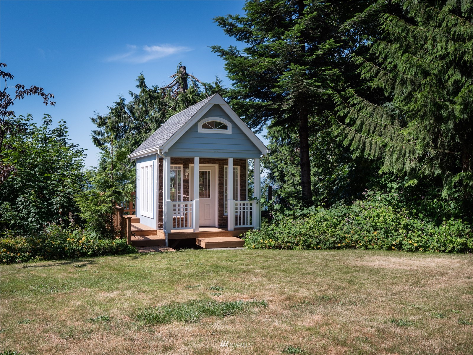 25 Alpine Way Longview, WA 98632 - Photo 30 of 30 a front view of a house with a garden