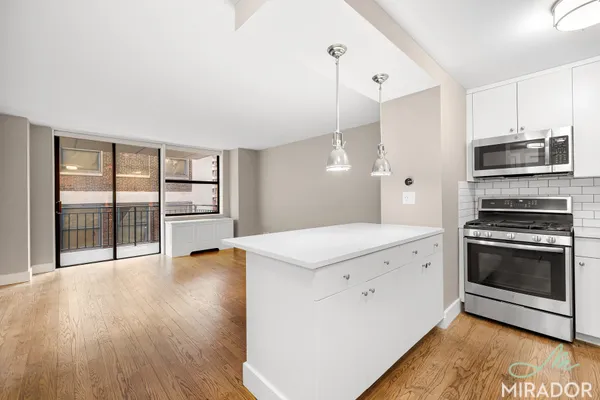 $4,650 | 330 East 39th Street, Unit 24P | Murray Hill
